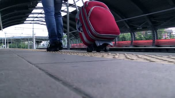 Homem andando ao longo de uma plataforma — Vídeo de Stock