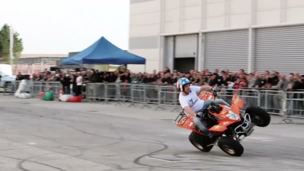 Stunt man performing stunts — Stock Video