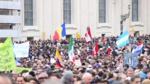 La folla in Piazza San Pietro — Video Stock