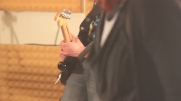 Hombre tocando la guitarra eléctrica — Vídeo de stock