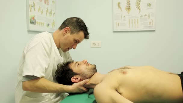 Hombre Terapeuta Masajeando Cuello Joven Consultorio Médico — Vídeos de Stock