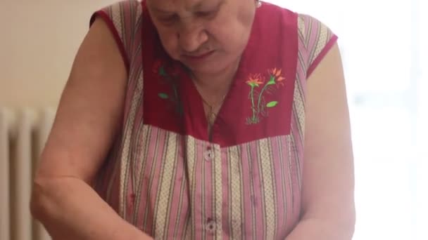 Old woman kneading dough — Stock Video
