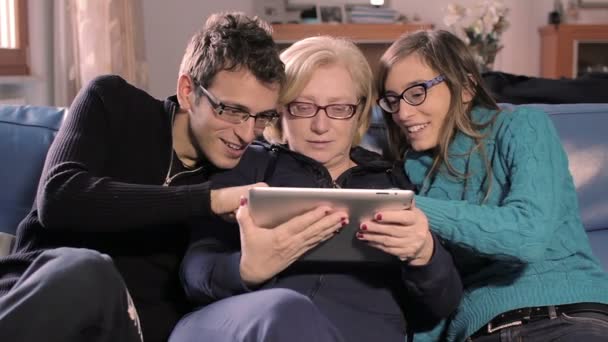 Οικογένεια έχοντας διασκέδαση με το tablet υπολογιστή στο σπίτι στον καναπέ — Αρχείο Βίντεο
