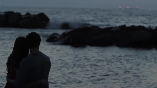 Pareja en la playa al amanecer — Vídeos de Stock