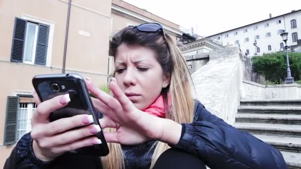 Bella ragazza utilizzando il telefono — Video Stock