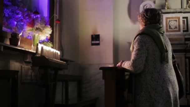 Speranza, donna sola in una chiesa prega per la sua famiglia — Video Stock