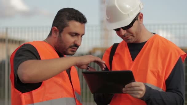 Architekt i inżynier przy użyciu elektronicznych tabletu — Wideo stockowe