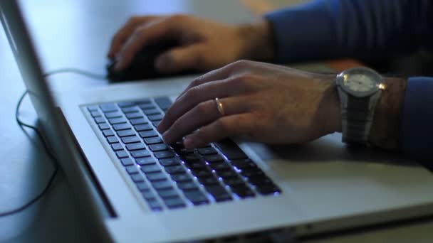 Man using laptop — Stock Video