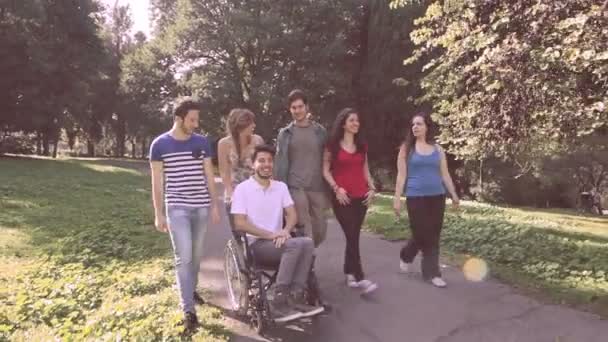 Behinderter Mann mit seinen Freunden — Stockvideo