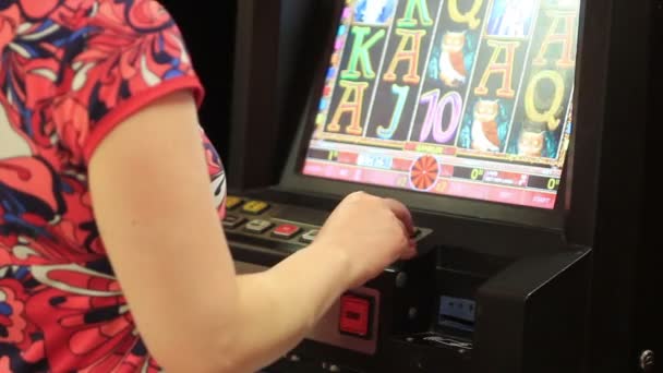 Vrouw spinnen slotmachine — Stockvideo