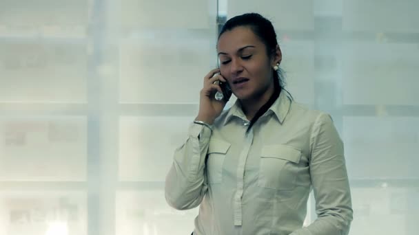 Mulher falando no telefone inteligente — Vídeo de Stock