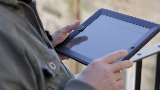 Primer plano del hombre casual sosteniendo la tableta digital, al aire libre — Vídeo de stock