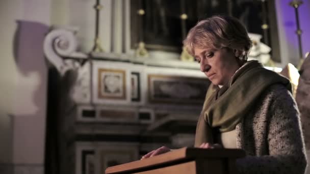 Mulher rezando na igreja — Vídeo de Stock
