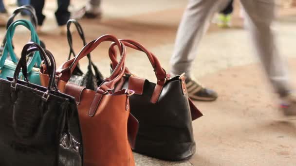 Illegal sale of bags on the streets of Rome — Stock Video