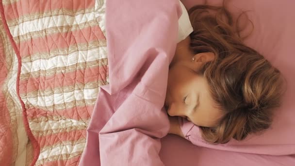 Retrato de una hermosa mujer tranquila durmiendo en la cama descansando y feliz — Vídeos de Stock