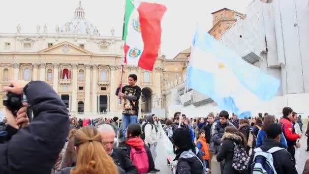 Pilgrimer i st Peter's square under första Angelus av påve Franciskus — Stockvideo