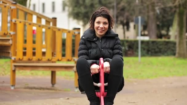 Mulher em área de playground — Vídeo de Stock