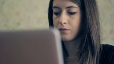 Dizüstü bilgisayar kullanan güzel kız