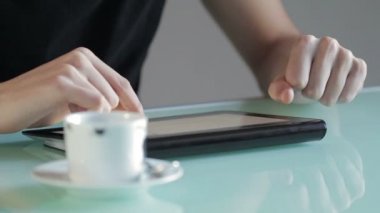 Genç adam tablet ile eğitim 