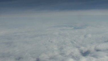 Bir uçak penceresinden bulutların görüntüsü