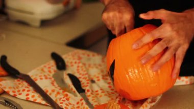 Balkabağı fener yapan erkek