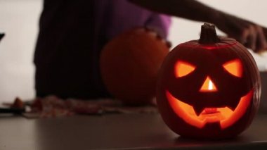 Balkabağı fener yapan erkek