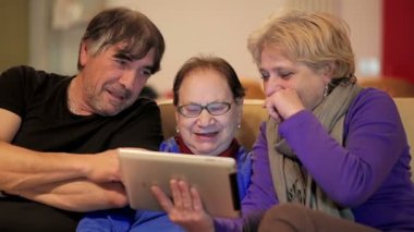 Oğlu ve kızı teşekkürler anneleri kullanın tablet bilgisayarınızla - üst düzey yaşam tarzı