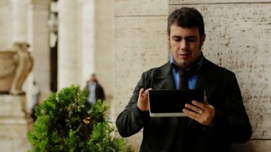 Tablet bilgisayar kullanarak office dışında genç işadamı
