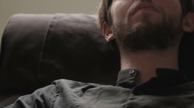 Genç adam onun psikiyatriste konuşurken bir kanepede uzanmış