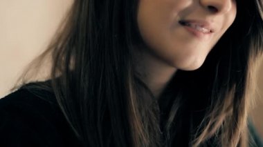 Dizüstü bilgisayar kullanan güzel kız