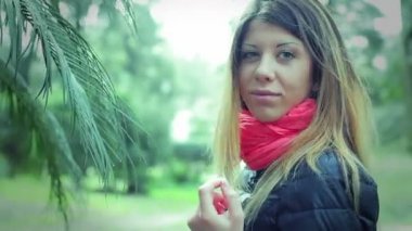 bir öpücük ve yürüyüşlere atmadan kadın