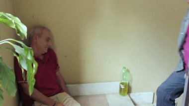 Sarhoş yaşlı adam merdivenlerde uyku alkol şişesi ile yalan