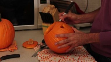 Balkabağı fener yapan erkek