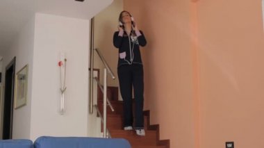 Müzik ve kahkaha için kulaklık güzel bir kız dinler