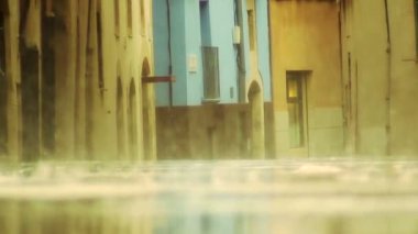 Ağır fırtına sokakta yağmur