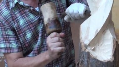 Ahşap bir heykel üzerinde çalışma heykeltıraş