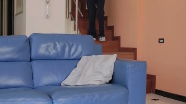 genç güzel kadın evde müzik keyfi