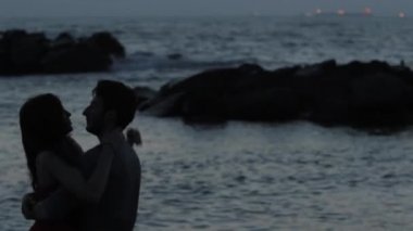 kumsalda güneş doğarken Çift