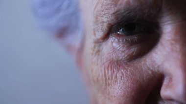 yaşlı kadın göz
