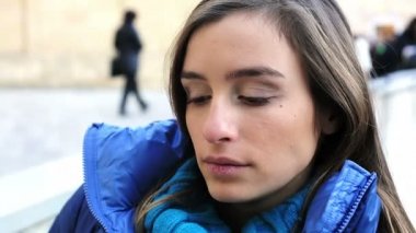 Yalnız onun hayatını yansıtan üzgün kız yürüyor