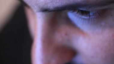 Dizüstü bilgisayar kullanan adam