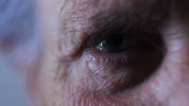 Üst düzey bir kadının göz