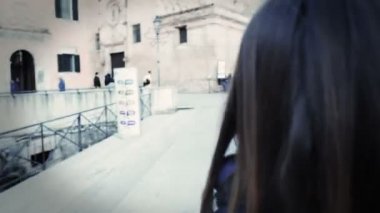 güzel kız şehir ve gülümser yürüyüş