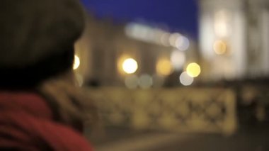 Genç bir kadın fotoğraf çekiyor. 