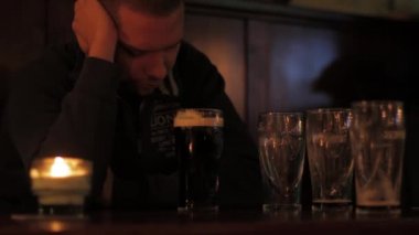 Üzgün adam barda masada