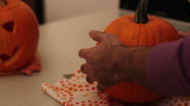 Balkabağı fener yapan erkek