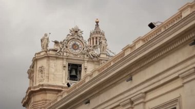 Saat St Peter Bazilikası