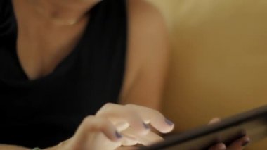 tablet bilgisayar kullanan üst düzey kadın