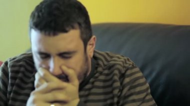 genç adam vardır üşüttüm: ateş, hasta, hastalık, mendil