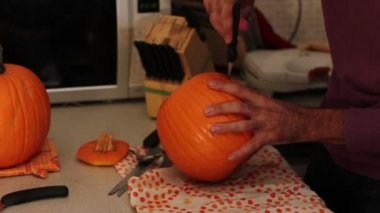 Balkabağı fener yapan erkek